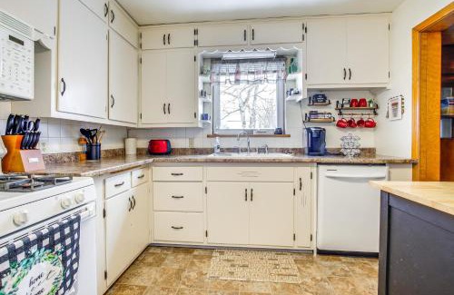 Green Bay House | 1 Mi to Lambeau Field Residential Home with Yard
