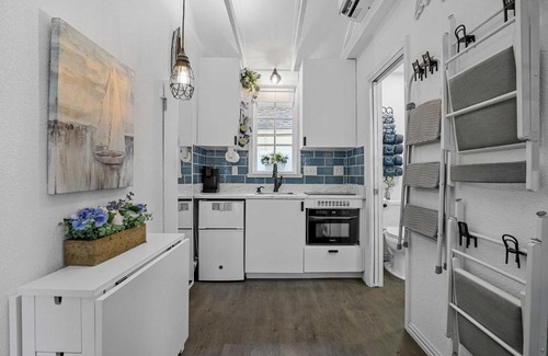 Lake Dallas Apartment | 1 Mi to Lewisville Lake Fun Quaint Cottage!