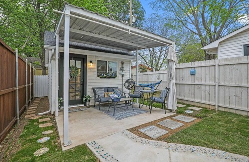 Lake Dallas Apartment | 1 Mi to Lewisville Lake Fun Quaint Cottage!