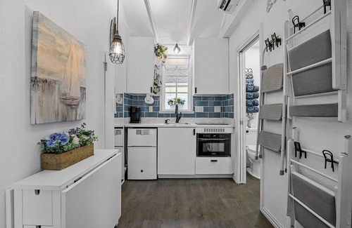 Lake Dallas Apartment | 1 Mi to Lewisville Lake Fun: Quaint Cottage!