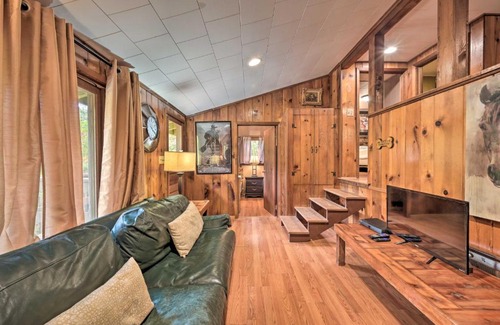 Huntingdon House | 1 Mi to Raystown Lake Wyatt Earp Cabin with Deck!