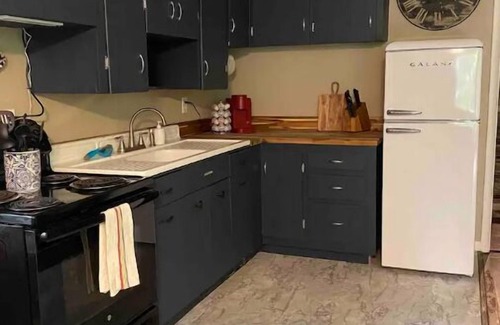 Tia Juana Cottage | 1 mile to Disney. 5 minutes to Grand Lake. Totally remodeled!