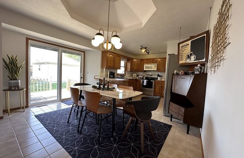 Bolivar House | 1 Mile Walk to SBU! Convenience and comfort meet!