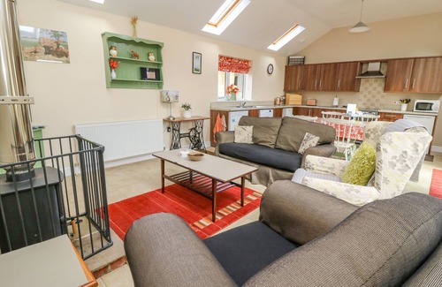 Ryther Cottage | 1 PINES FARM COTTAGES, family friendly, with open fire in Tadcaster