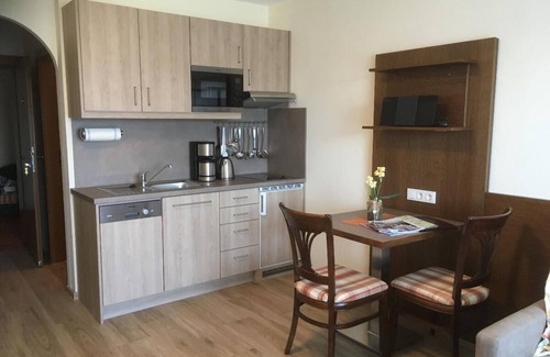 Bad Fuessing Apartment | 1-Zimmer-Fewo mit Balkon am Reiterhof, Restaurant direkt am Haus