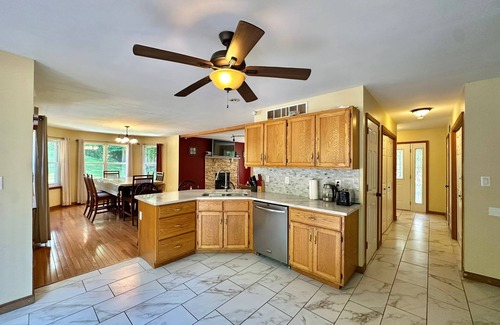 Brodheadsville House | 10 Acres Secluded Property, Hot Tub , Pool, Sauna, WiFi, Pond, Central AC