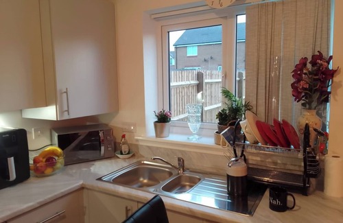 Walsall Apartment | 10 Guests - Garden - Quiet Retreat Cottage