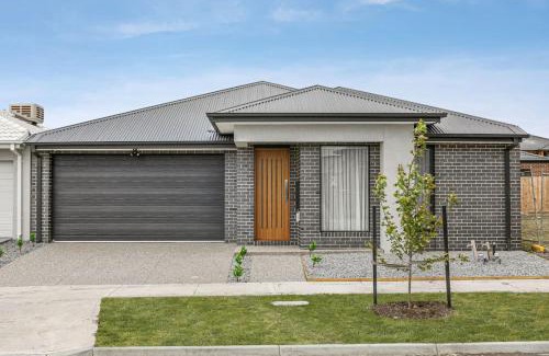 Greenvale House | 10 Min to Airport Brand New Family 4BR House