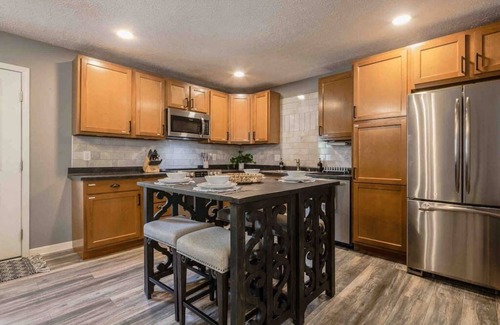 Jeffersonville - Clarksville House | 10 Min to Louisville, Huge Hot Tub, Awesome Backyard