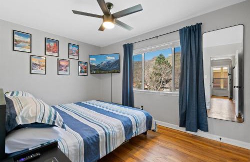 Golden Apartment | 10 min to Red Rocks KING BED Bike Storage DT Golden