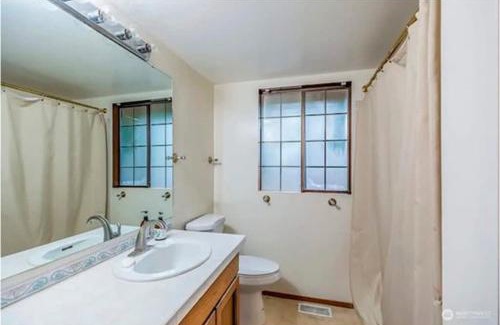 East Lake Hills House | 10 min walk to Downtown - Large 7 bedroom house
