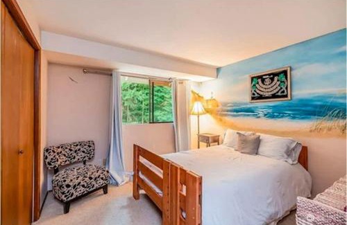 East Lake Hills House | 10 min walk to Downtown - Large 7 bedroom house