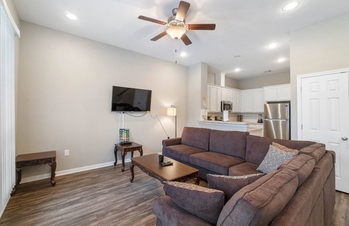 Humble Apartment | 10 mins from IAH/King Bed - Spacious 2 Bedroom home - Unit B