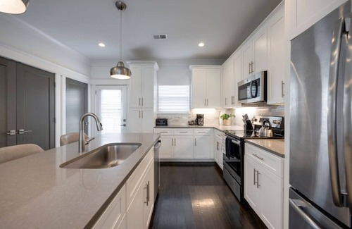 Charlotte Park House | 10 Mins To Broadway - Unwind in Style