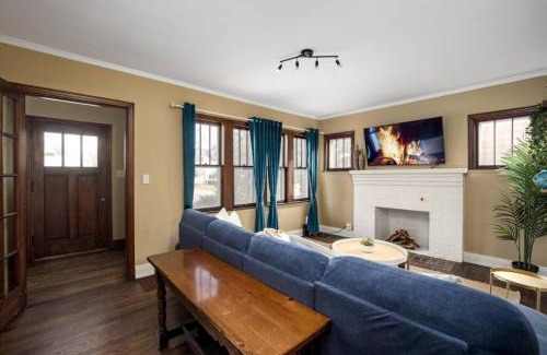 Ann Arbor House | 10 Mins To The Big House and Sleeps Up To 10 Guests
