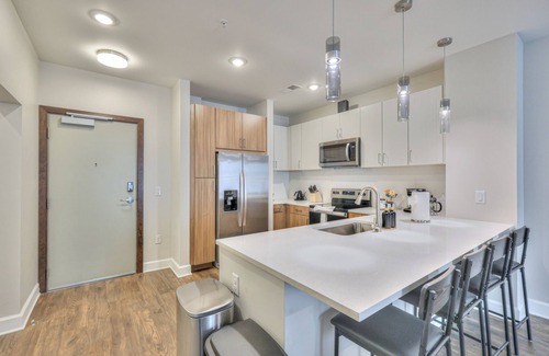 Eighth Avenue Apartment | 10 Minute or less away from Broadway, The Ryman, and the Country Music Hall of Fame| Stylish 1 bedroom |Infinity pool | Game room | Music Studio | Fire Pit.