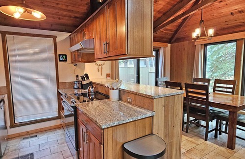 Sunriver House | 10 Puma-Sunriver, Oregon: Hot Tub, BBQ, WiFi, SHARC Aquatics, Tubing Hill, Mt. Bachelor, Golf, Deschutes River, Tennis, Bike Paths