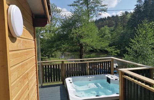 Pranles Ski Chalet | 10-seater chalet with private spa.