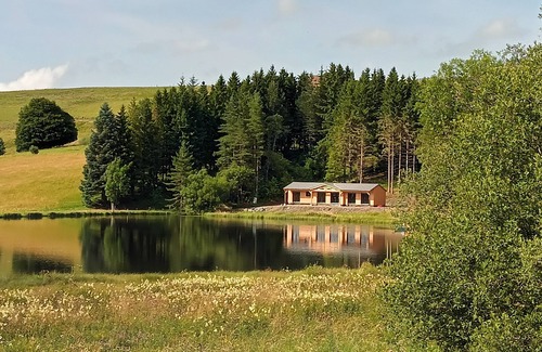 Montgreleix Ski Chalet | 10-seater waterside chalet, calm and serenity in the heart of Cantal