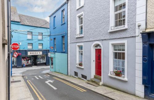 Wexford House | 10 Seconds to Main Street!