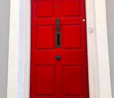 Wexford House | 10 Seconds to Main Street!