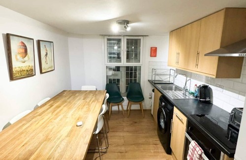 Earlsfield Apartment | 10 train mins to central london