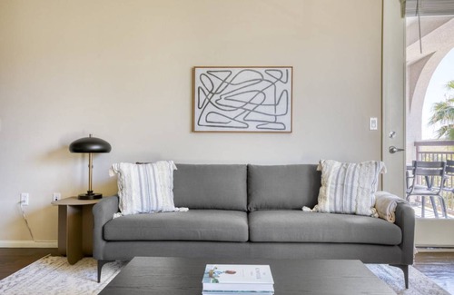 Warner Center Apartment | 100 m² Apartment ∙ 2 bedrooms ∙ 4 guests