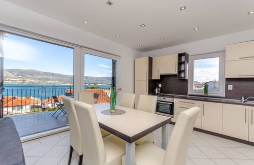 Municipality of Trogir Apartment | 100 m² Apartment ∙ 3 bedrooms ∙ 6 guests