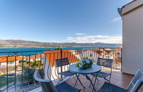 Municipality of Trogir Apartment | 100 m² Apartment ∙ 3 bedrooms ∙ 6 guests