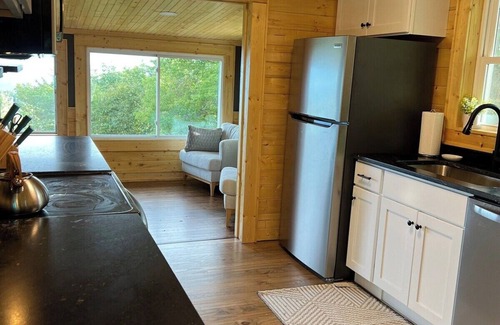 Apple Ridge Apartment | 100 Mile Views & Hot Tub in BR!