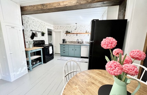 Regional District of Nanaimo Cottage | 100 year old Farm Cottage. Minutes from the beach!