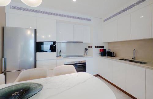 Dubai Marina Boat Rental | 1000 m² Houseboat ∙ 2 bedrooms ∙ 7 guests
