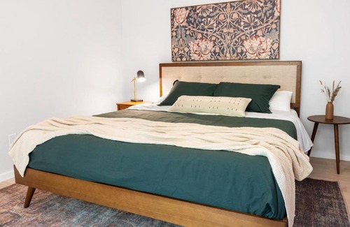 Round Top House | 100ft of Forest Light - Modern Catskills Escape