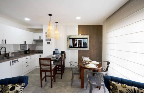Urdesa Condo | 103 1BR/1BA PragaApts Parking US Consulate