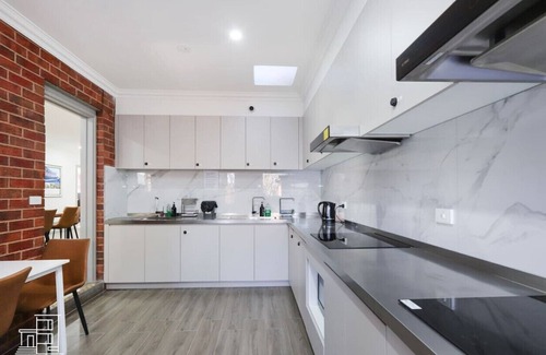 Brunswick East Hotel | 104 Chic Queen BR w/Fast WiFi - 18 mins tram to CBD