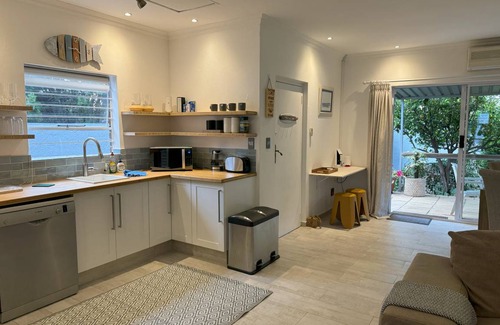 Greater Johannesburg Metropolitan Area Cottage | 105 m² Cabin ∙ 2 bedrooms ∙ 4 guests