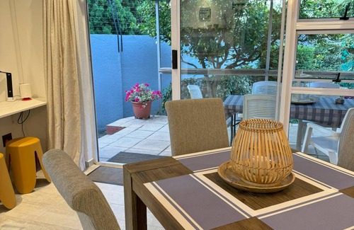 Greater Johannesburg Metropolitan Area Cottage | 105 m² Cabin ∙ 2 bedrooms ∙ 4 guests