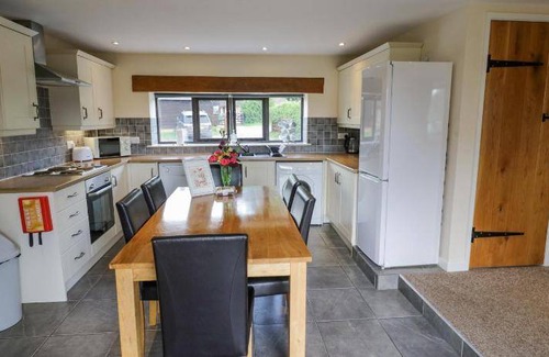Acton Scott House | 105 m² House ∙ 2 bedrooms ∙ 5 guests