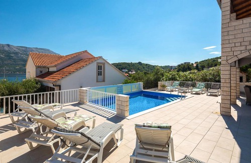 Cove Tri Zala (Zrnovo) House | 106 m² House ∙ 3 bedrooms ∙ 6 guests