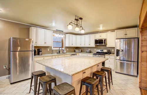 Hickory Hills House | 10BR 6BA, SLPS 28 50 ACRES BSK CT Putting Green Hot Tub Pool Table Tesla EV CHGR