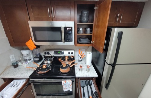 Braeswood Place Apartment | 10mins from NRG, MED CENTER, GALLERIA, DOWNTOWN, CHINATOWN Pool+Covered Parking