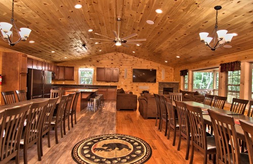Ebervale House | 11 BR 8 BA BASKETBALL MOVIE THEATRE HOT TUB FIRE PIT ON 8 ACRES SLPS 30!