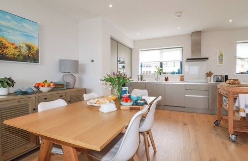 Porth Cottage | 11 EBBTIDE, pet friendly, character holiday cottage in Porth
