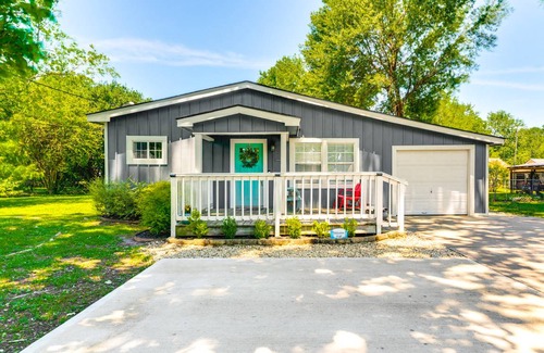 Tomball Cottage | 111 m² Cabin ∙ 2 bedrooms ∙ 6 guests