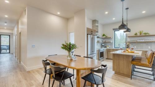 Bend House | 1127 Aerie Buyout 2 Units w Hot TubMountain Views Near Downtown