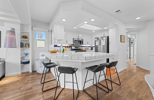 South Mission Beach House | 12 BEDROOM FAMILY/WORK OCEAN OASIS SLEEPS 40; 8 CAR PARKING