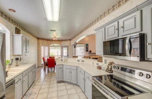 Cloverleaf House | 12 Mi to Dtwn Houston Family-Friendly Home!