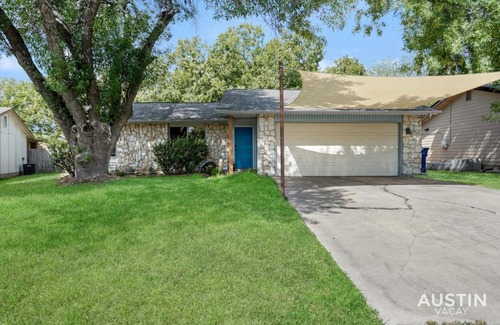 Franklin Park House | 12 Min to Airport Spacious Backyard and Fire Pit