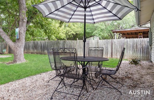 Franklin Park House | 12 Min to Airport Spacious Backyard and Fire Pit
