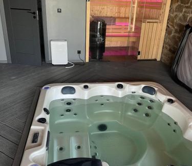 Swinna House | 120 letnia Chata w Górach z jacuzzi i sauną